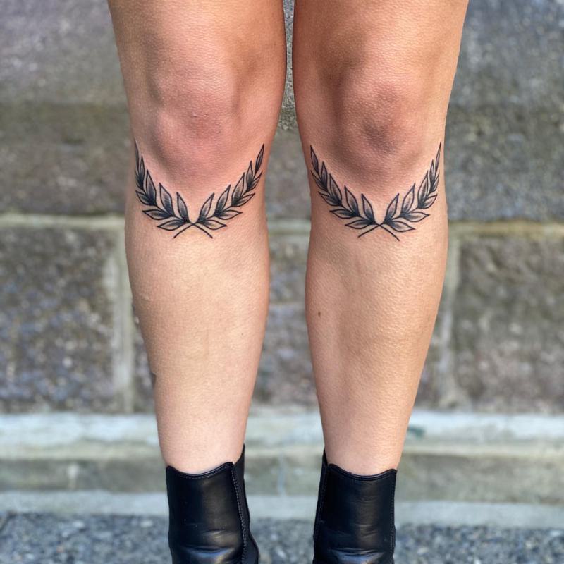 Elegant Wreath Knee Tattoos for Females 2