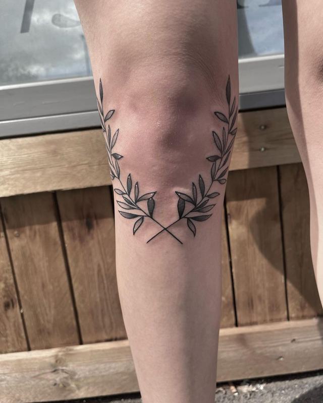 Elegant Wreath Knee Tattoos for Females 3