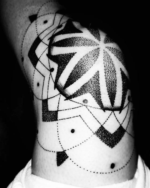 Geometric Knee Tattoos for Men 1