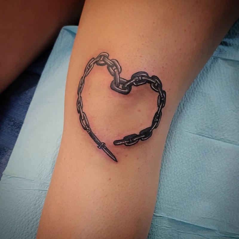 Heart Chain Girl Knee Tattoos Ideas 1