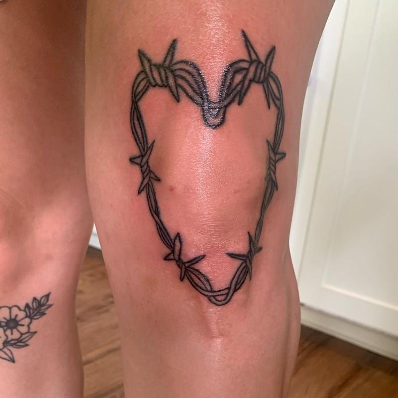 Heart Chain Girl Knee Tattoos Ideas 3