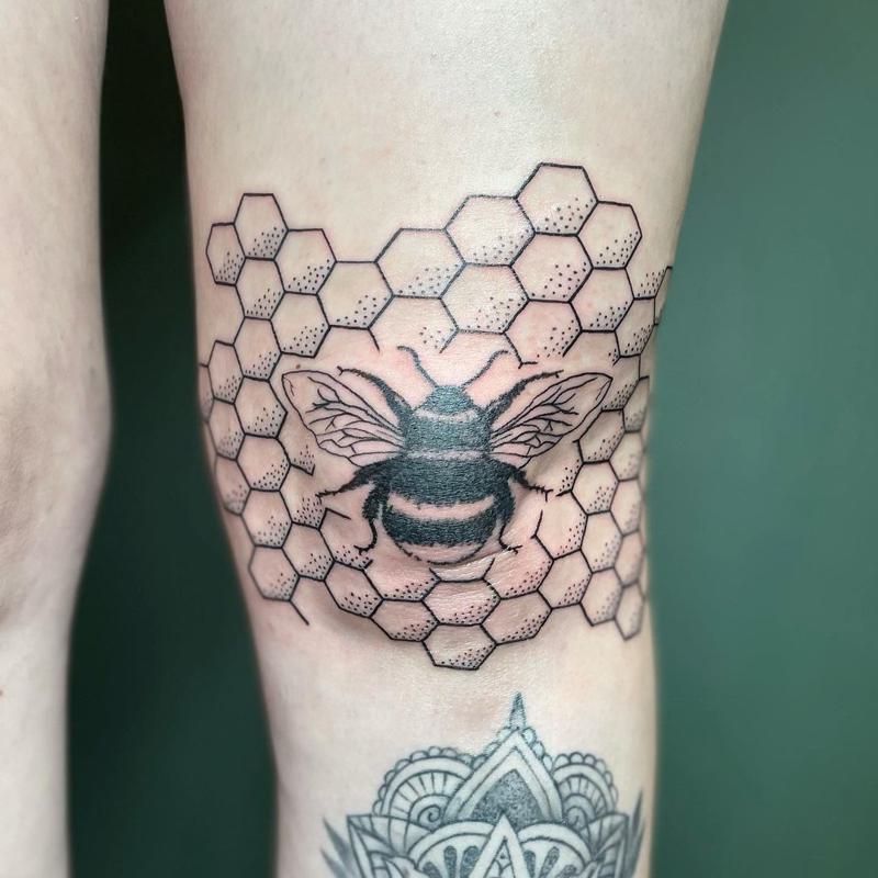 Honey Comb Men’s Knee Tattoo 2