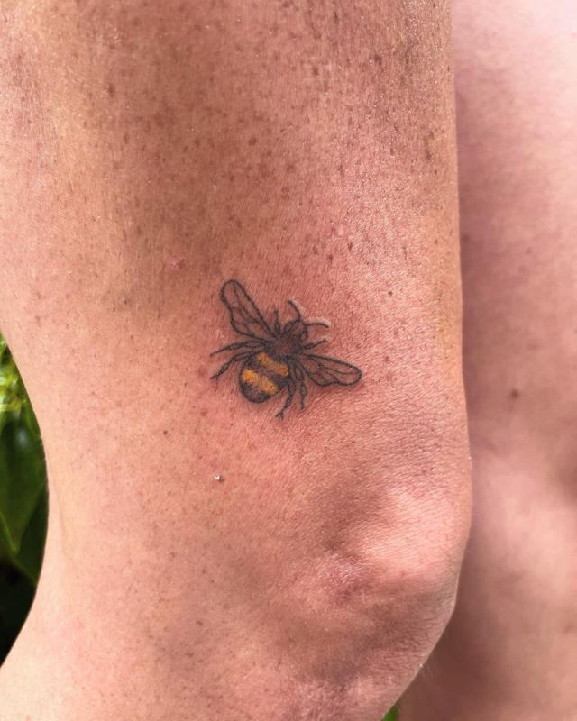 Honeybee Unique Knee Tattoos for Ladies 2