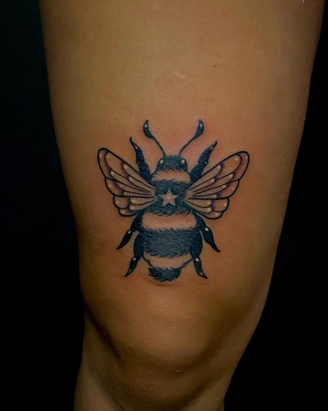 Honeybee Unique Knee Tattoos for Ladies 4