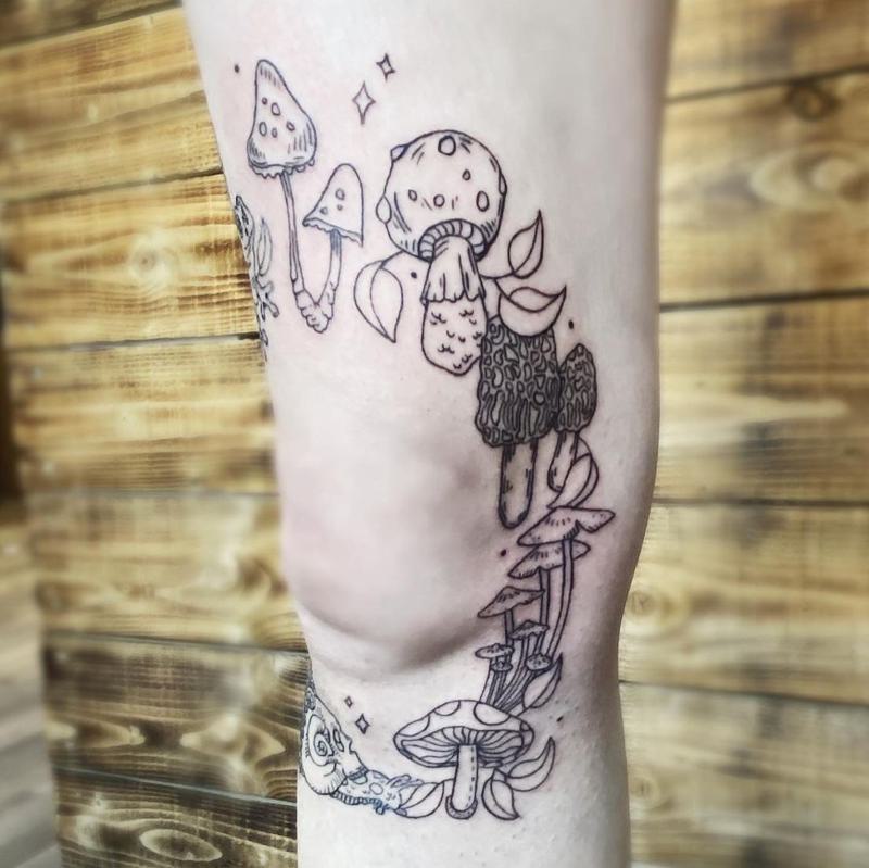 Kneecap Flower Frame Tattoos for Females 3