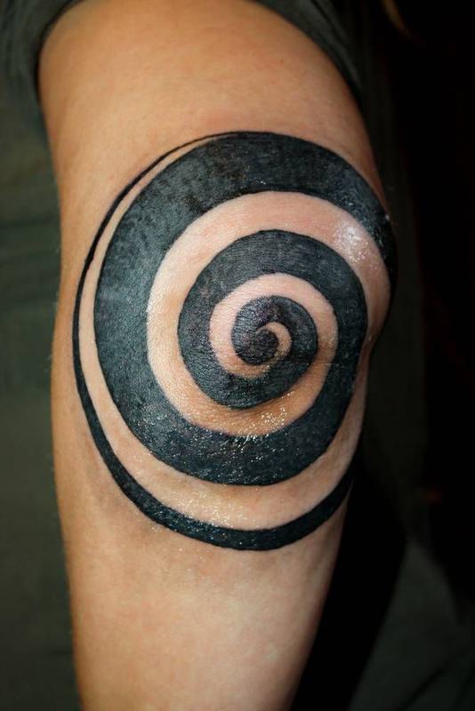 Simple Knee Tattoo – Spirals 2