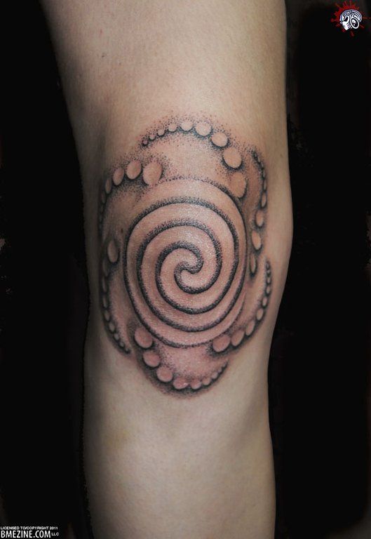 Simple Knee Tattoo – Spirals 3