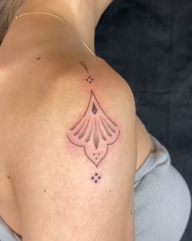 Shoulder Cap Tattoos Female 5
